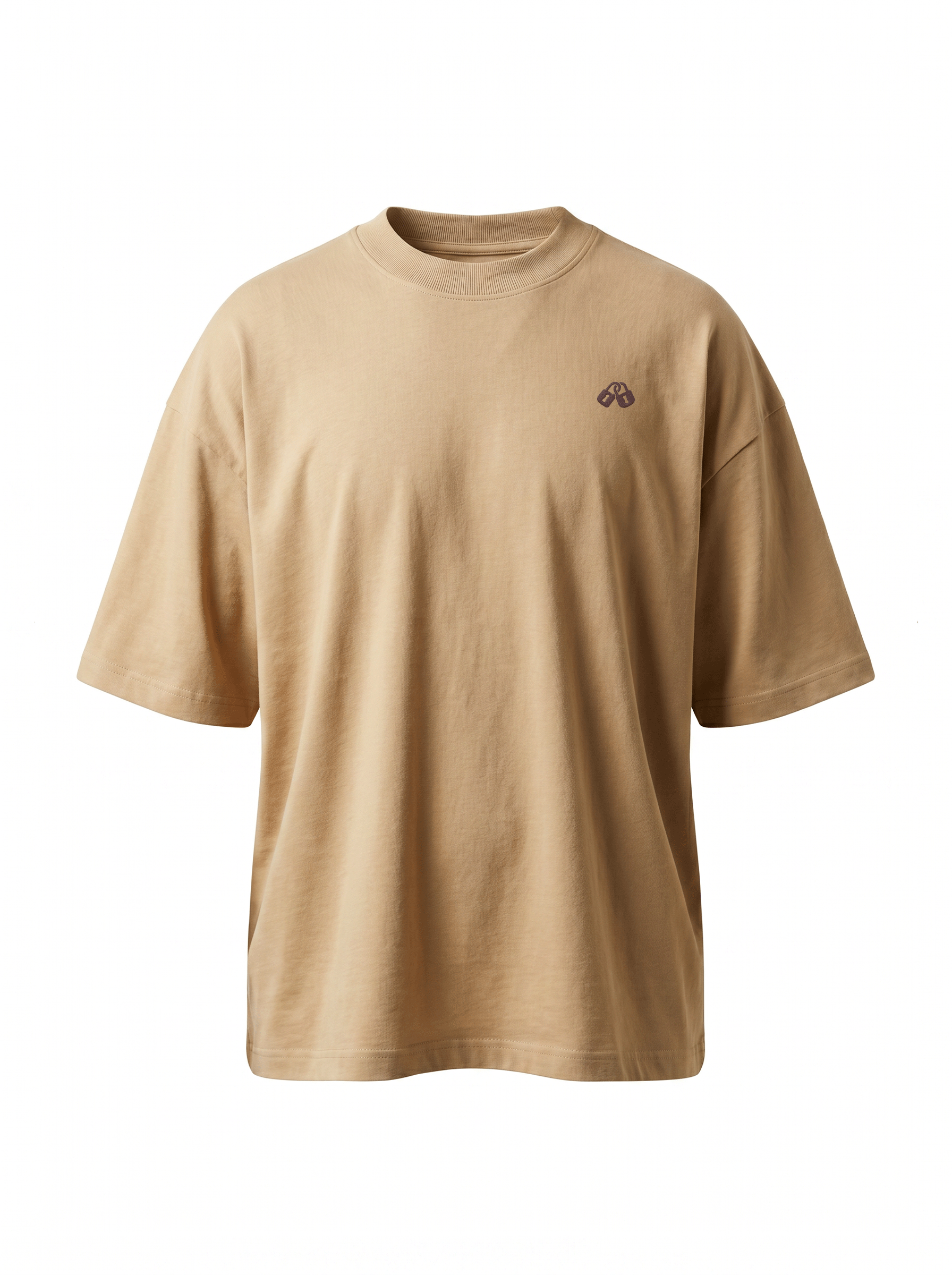 Camiseta oversize Lock arena puesta en modelo, vista frontal