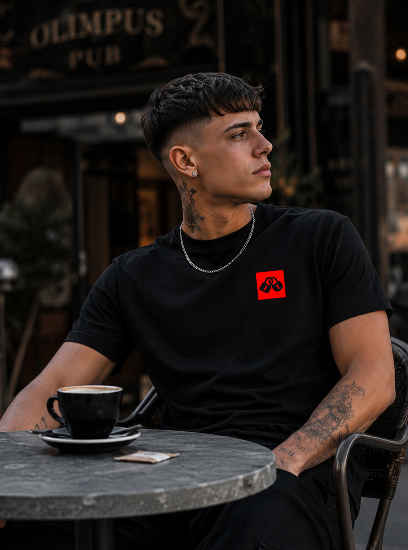 CAMISETA DE MANGA CORTA CLASSIC SURF H NEGRA DETALLE ROJO